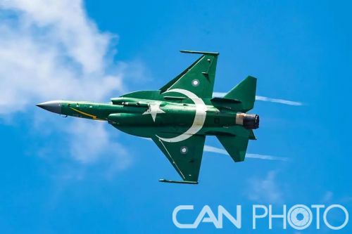 ➺“枭龙”战机在航展现场进行飞行表演 ➺“枭龙”战机在航展现场进行飞行表演